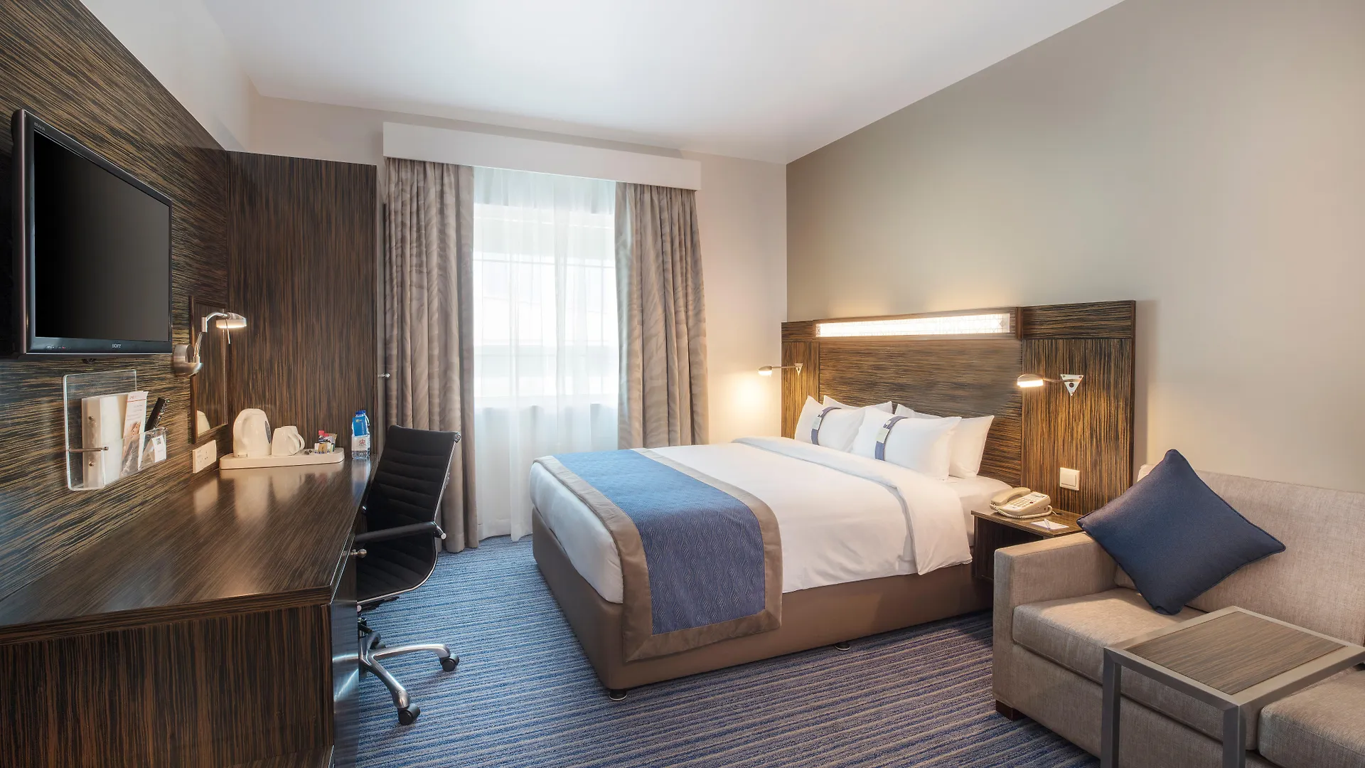 Hotel Holiday Inn Express Dubai Safa Park By Ihg